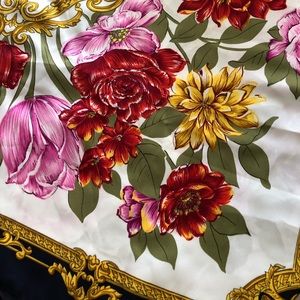 🐝3/$15 Vintage Berkshire scarf.